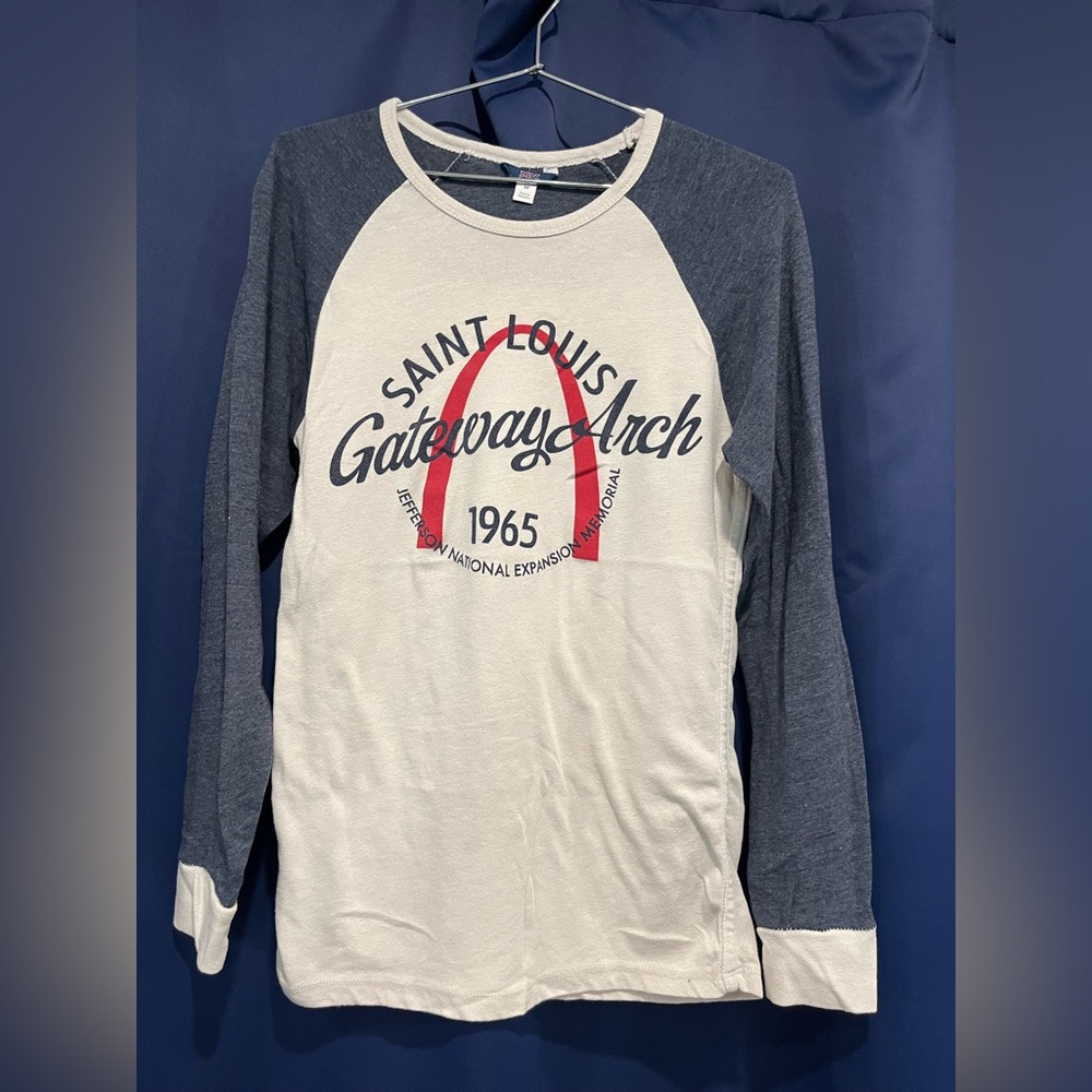MV Sport St Louis Gateway Arch Raglan Baseball Graphic Tee Shirt Medium
